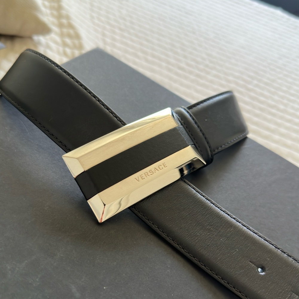 Men’s authentic Versace dress leather belt. Size 80 (27-29 waist)